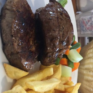 Corte de carne con papas