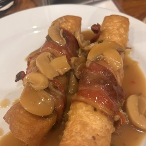 Tacos fritos en salsa de Hongos