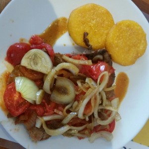 Bistec entomatado con tortillitas