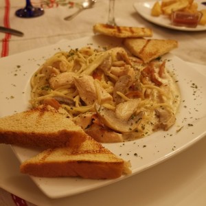 Pasta Alfredo con Hongos, Bacon y Pollo