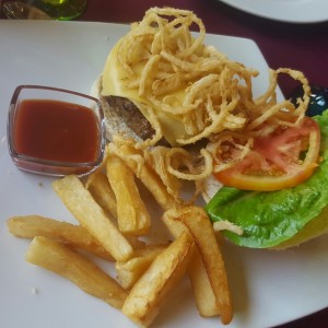 hamburguesa con yuca frita