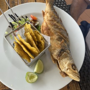 Pescado frito con patacones