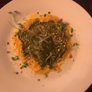 ravioli de cordero en pesto de menta y calabaza