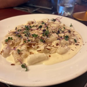 Gnocchi de Papas Caseras con fonduta de Queso Provolone ,almendras rostizadas y miel de Boquete