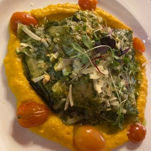 Ravioli de cordero con pesto y pure de zapallo