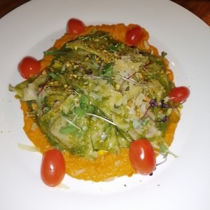 Ravioli con pesto de pistachio y menta