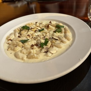 Gnocchi de Papas Caseras con fonduta de Queso Provolone ,almendras rostizadas y miel de Boquete