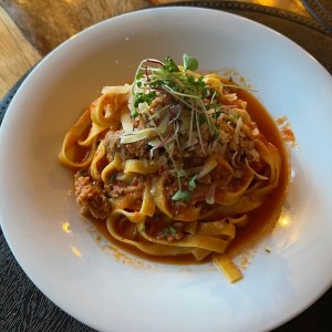 Tagliatelle con chorizo y salsa de tomate