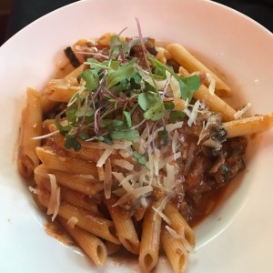 Penne con filete en salsa roja