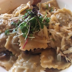 Ravioli de Carne con Salsa de Hongos