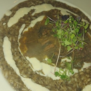 Risotto Trufado con queso Asiago y filete de res al vino.