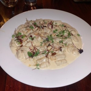 gnocchi de papas caseras con fonduta de quedo asiago, almendras rostizadas & miel de Boquete