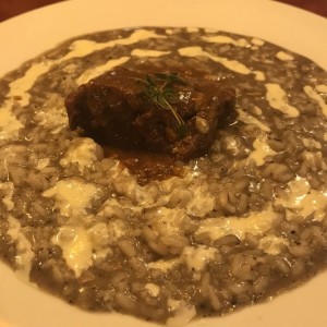 Risotto con trufas negras y cachete de res en salsa de vino