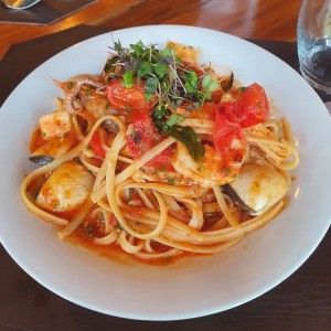 Linguini con frutos del mar picante