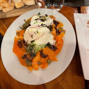 Burrata con salmon ahumado