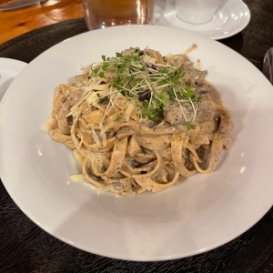 Fettuccini con ragu y trufas