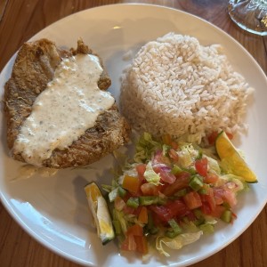 Filete de corvina apanado con arroz con coco