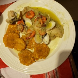 pescado al ajillo con camarones y almejas