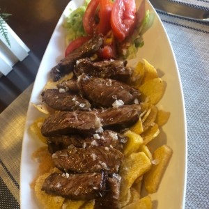 Corte de carne con papas fritas y ensalada 