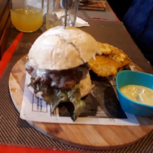 hamburguesa de cerdo con patacones