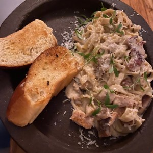 Pasta alfredo con pollo