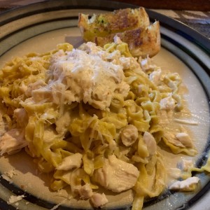 Pasta a la Alfredo de Pollo