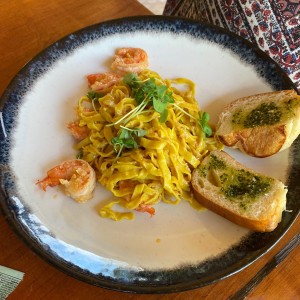 Linguini con camarones 