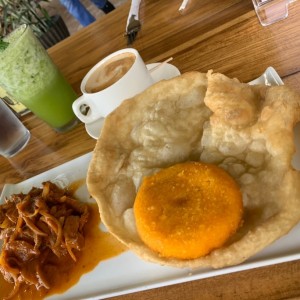 carne encebollada ahumada con hojalda y tortilla. 