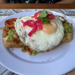 Avocado Toast con Huevo 