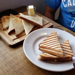 Emparedado de Jamon y queso + tostadas