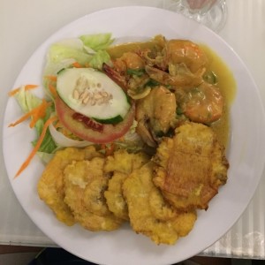 Lamgostinos en salsa de curri y coco