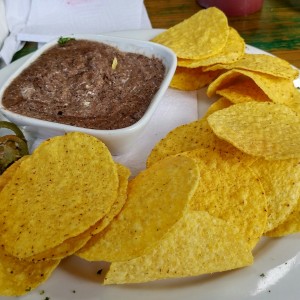 Nachos con frijoles negros