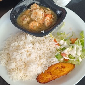 Camarones al ajillo y arroz con coco 