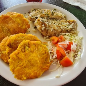 corvina al ajillo con patacones