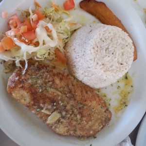 filete de pescado al ajillo y arroz con coco