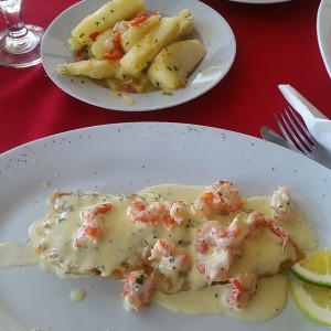 Filete de corvina relleno de camarones