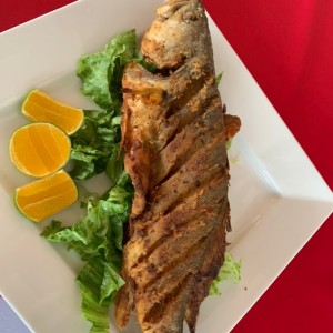 Corvina entera con patacones 