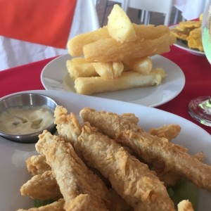 deditos de pescado con yuca frita