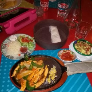 Fajitas Mixtas de pollo y camarones