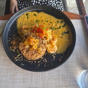 Arroz con coco y langostinos