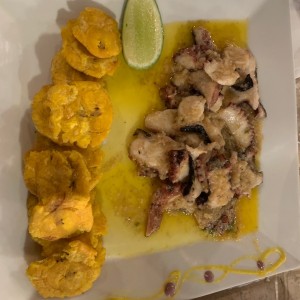 Pulpo al ajillo con patacones