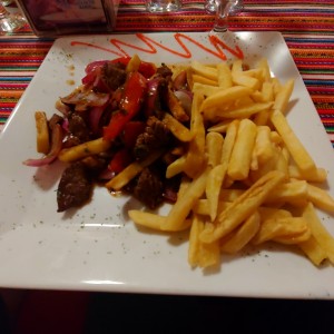 Lomito Saltado con Papas