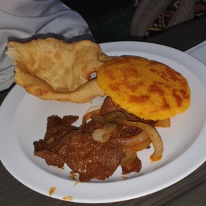 bistec de carne, tortilla artesanal y hojaldre