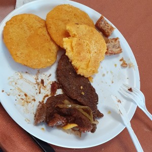 bistec encebollado, tortillas artesanales y chicharron