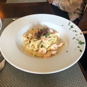 linguini de salasa blanca con langostinos