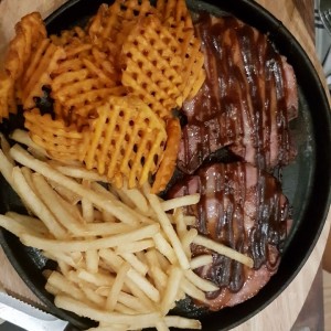 Chuletas de Cerdo con camote y papas fritas