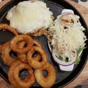 Pollo a la Parilla  con aros de cebolla y ensalada