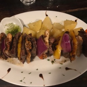 brocheta de pollo y carne con papas salteadas ?