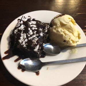 Brownie con helado