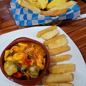 Mixto de mariscos con yucas fritas